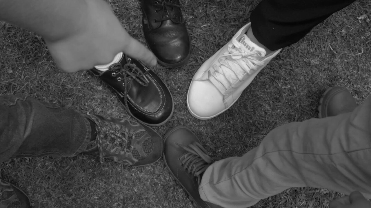 colocan los zapatos entre todos