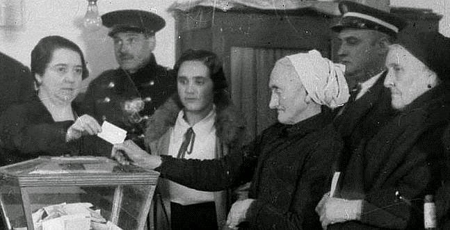 Mujeres votando por primera vez
