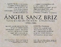 Placa en memoria de Ángel Sanz-Briz