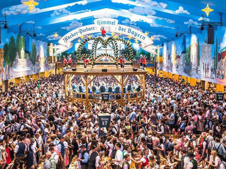 In München findet jedes Jahr ein großes Fest statt,